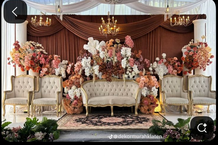 Pastel panggung with chandeliers